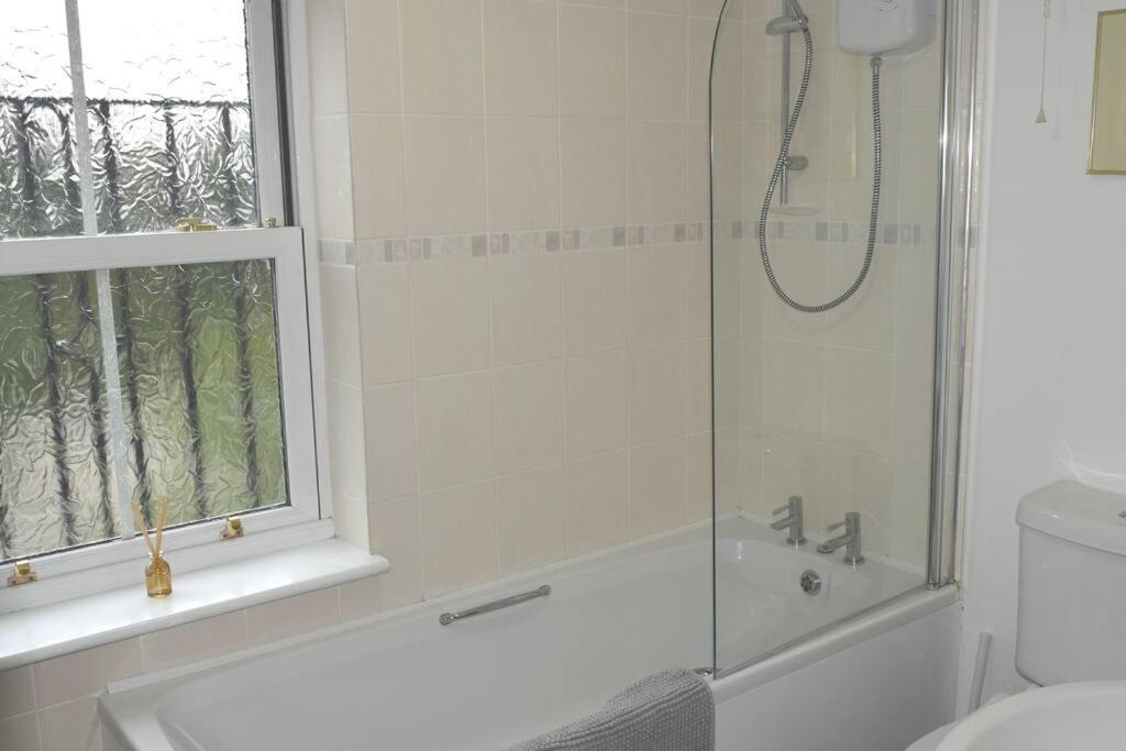 Dee View Villa Holywell  Exterior photo